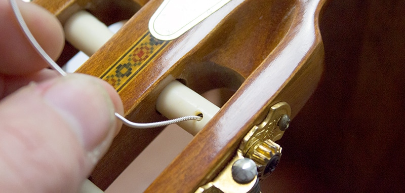 passage corde grave filée dans mécanique guitare classique